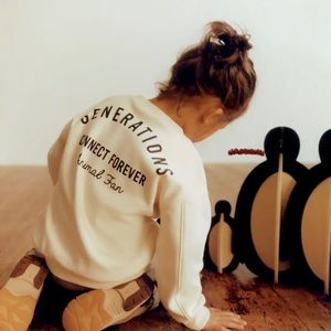 Kid’s penguin print sweatshirt.